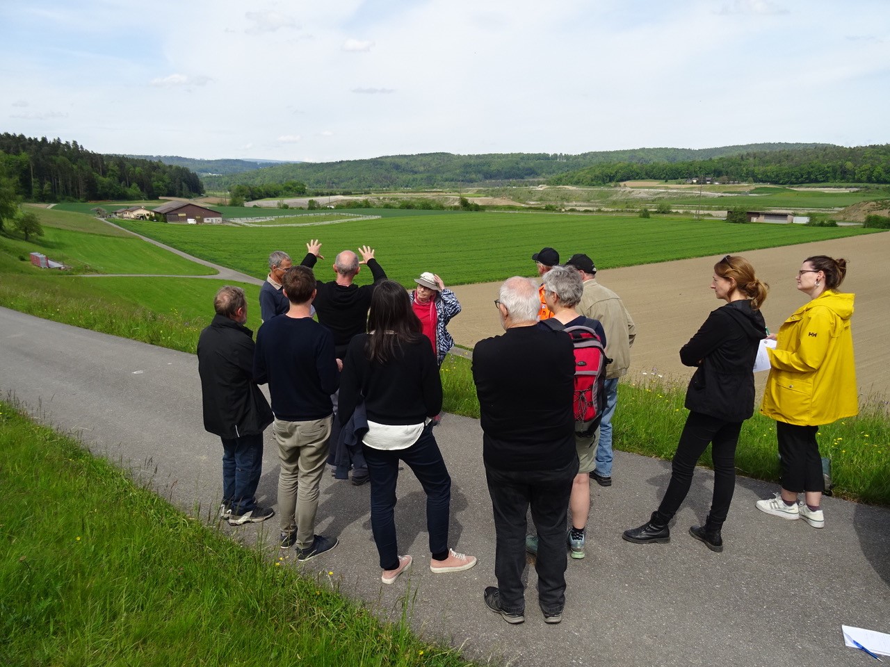 Abschlussdiskussion bei der Moräne Windlach, mit Blick auf die Kiesgruben und das Haberstal